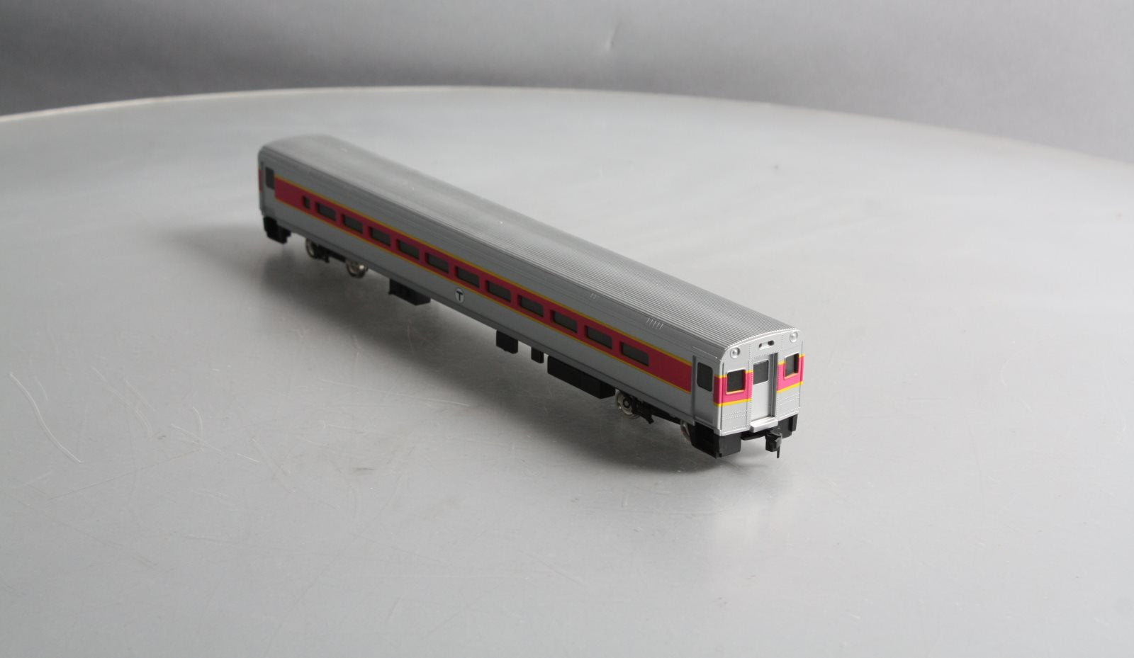 Walthers 932-6083 HO Scale MBTA 85' Horizon Commuter Cab MT/Box