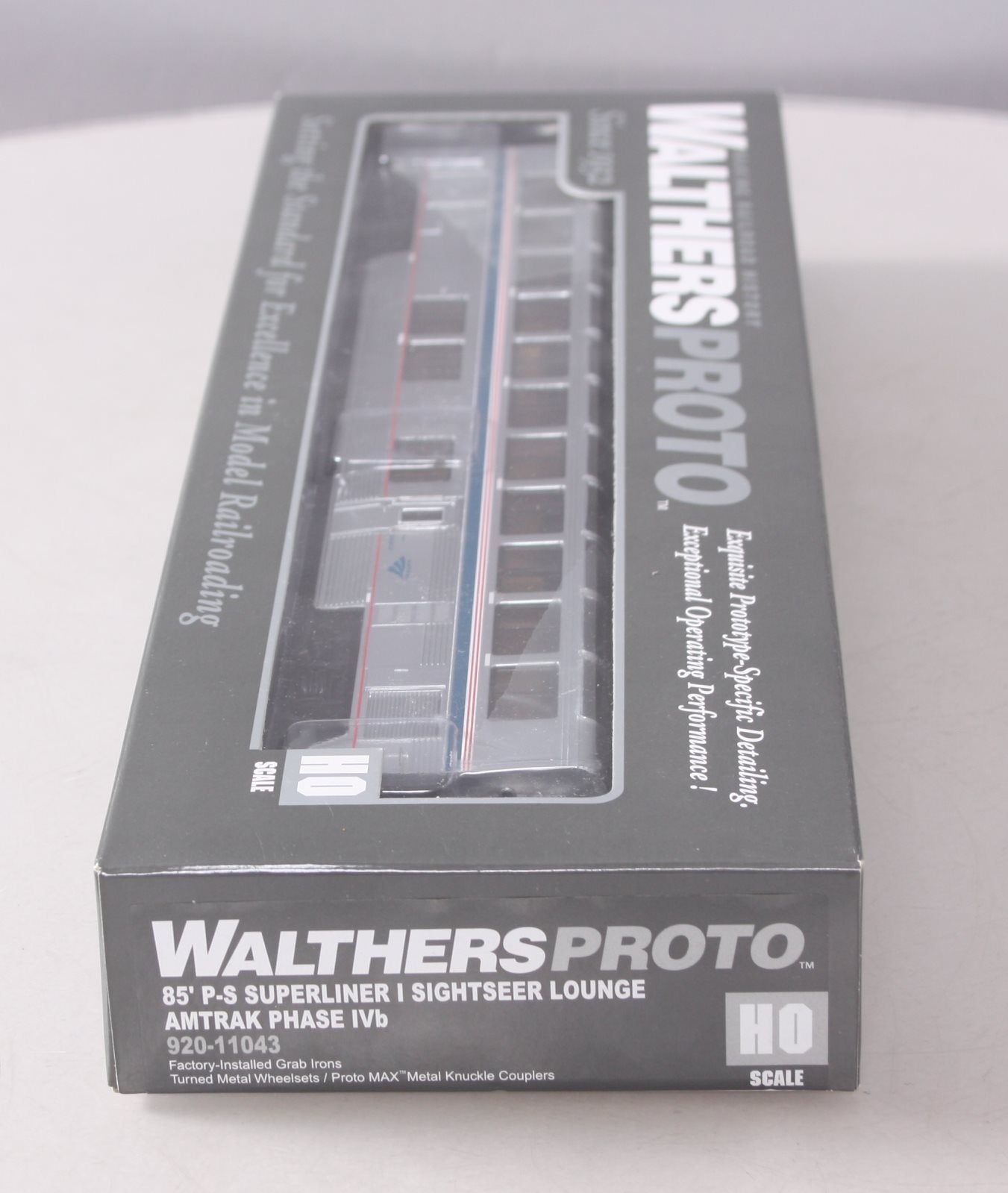 Walthers 920-11043 HO Amtrak 85' Pullman-Standard Superliner Lounge Phase IVb