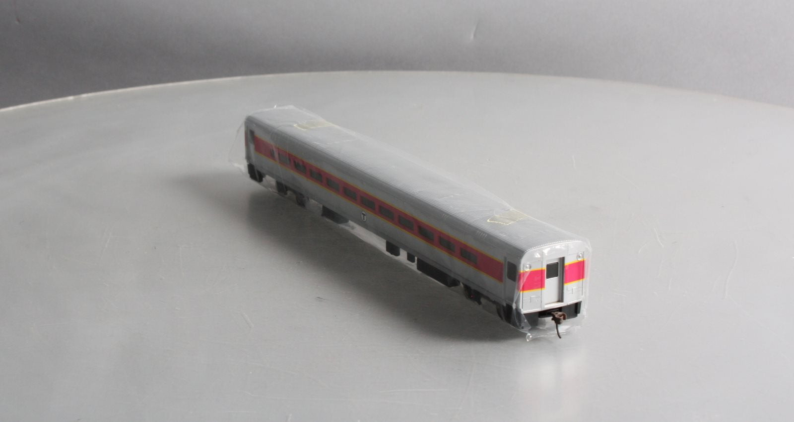 Walthers 932-6073 HO Scale META 85' Horizon Commuter Coach Car NIB