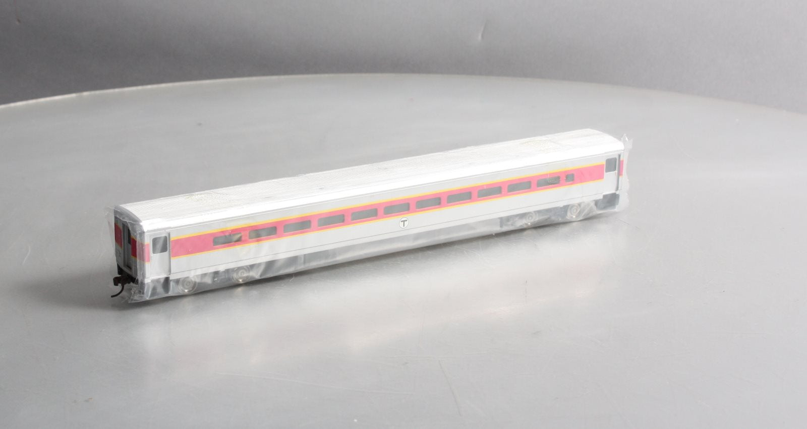 Walthers 932-6073 HO Scale META 85' Horizon Commuter Coach Car NIB