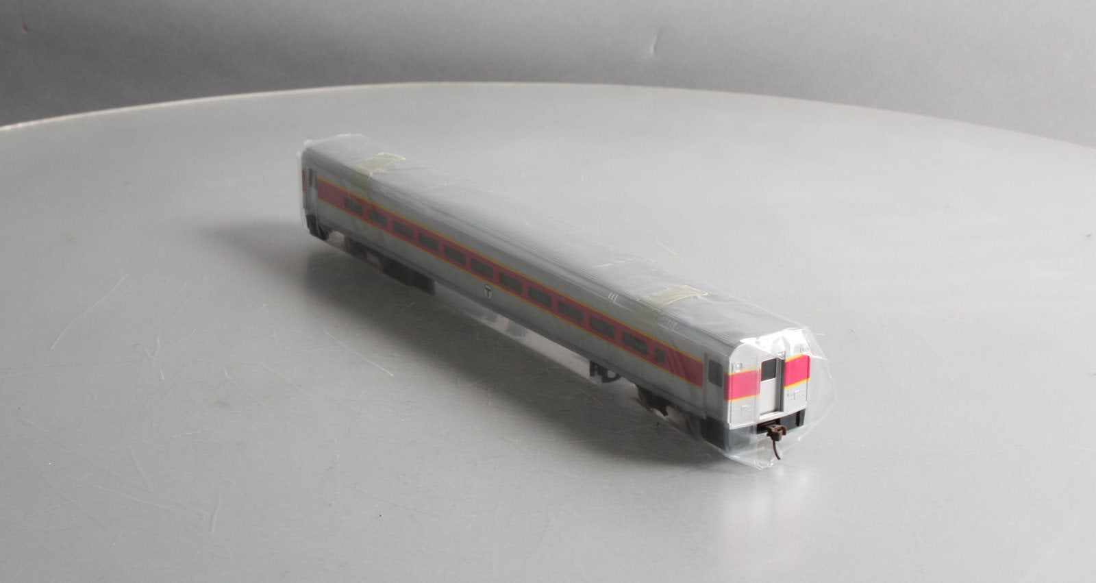 Walthers 932-6073 HO Scale META 85' Horizon Commuter Coach Car NIB