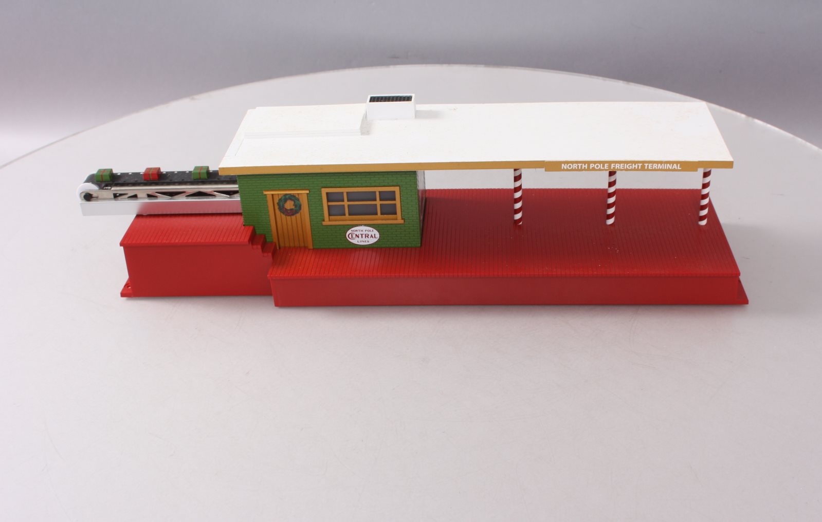 Lionel 6-37965 O Christmas Operating Freight Terminal LN/Box