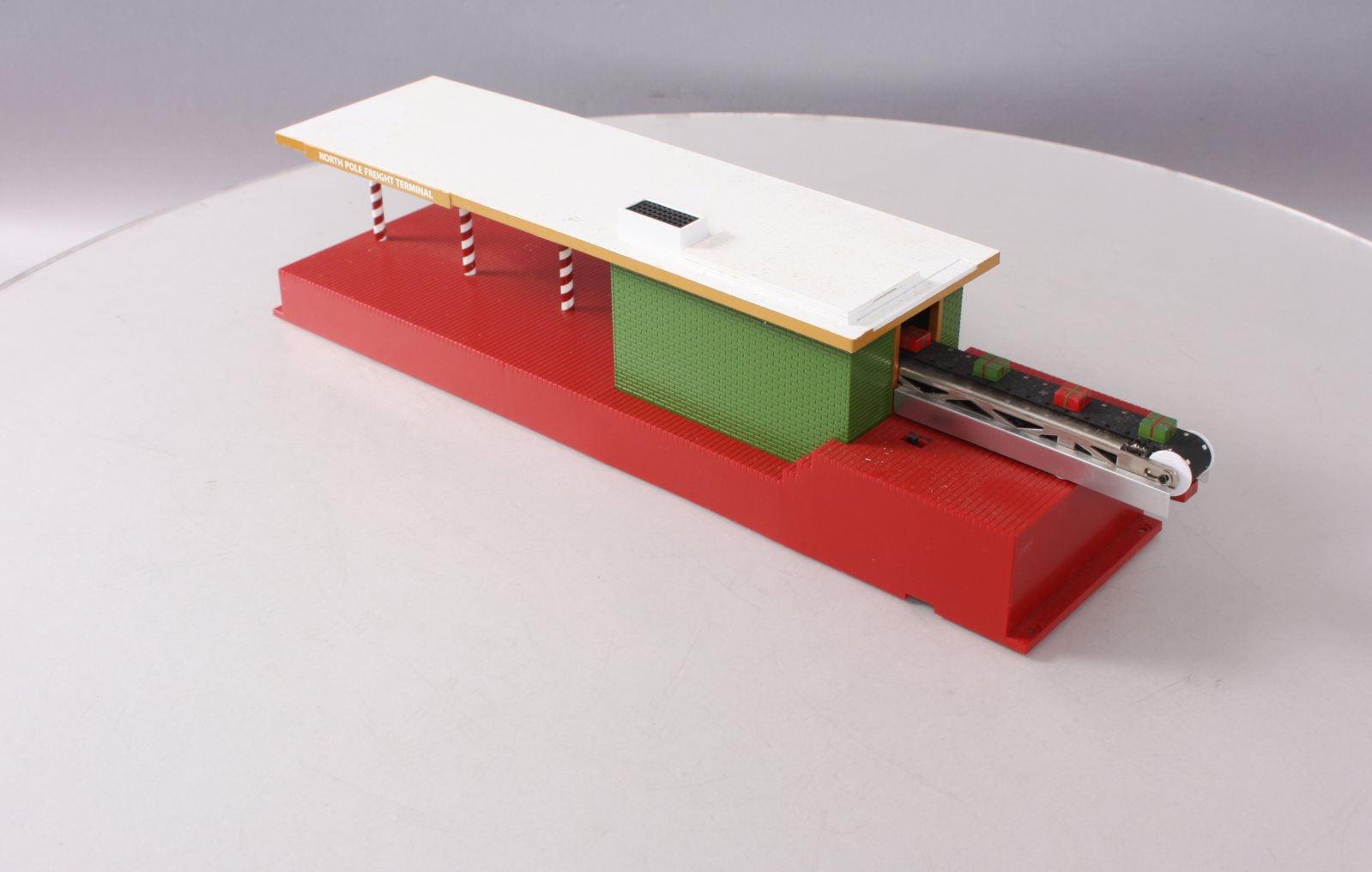 Lionel 6-37965 O Christmas Operating Freight Terminal LN/Box