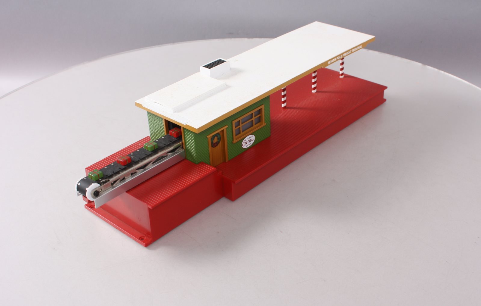 Lionel 6-37965 O Christmas Operating Freight Terminal LN/Box