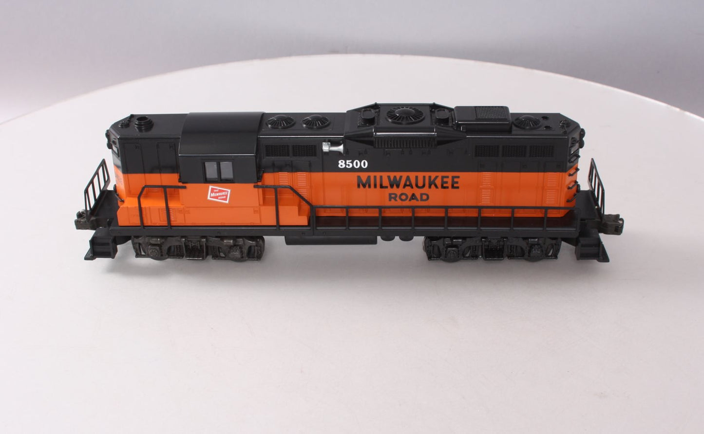 Lionel 6-18500 O Gauge Milwaukee Road GP9 Diesel Locomotive #8500 LN/Box