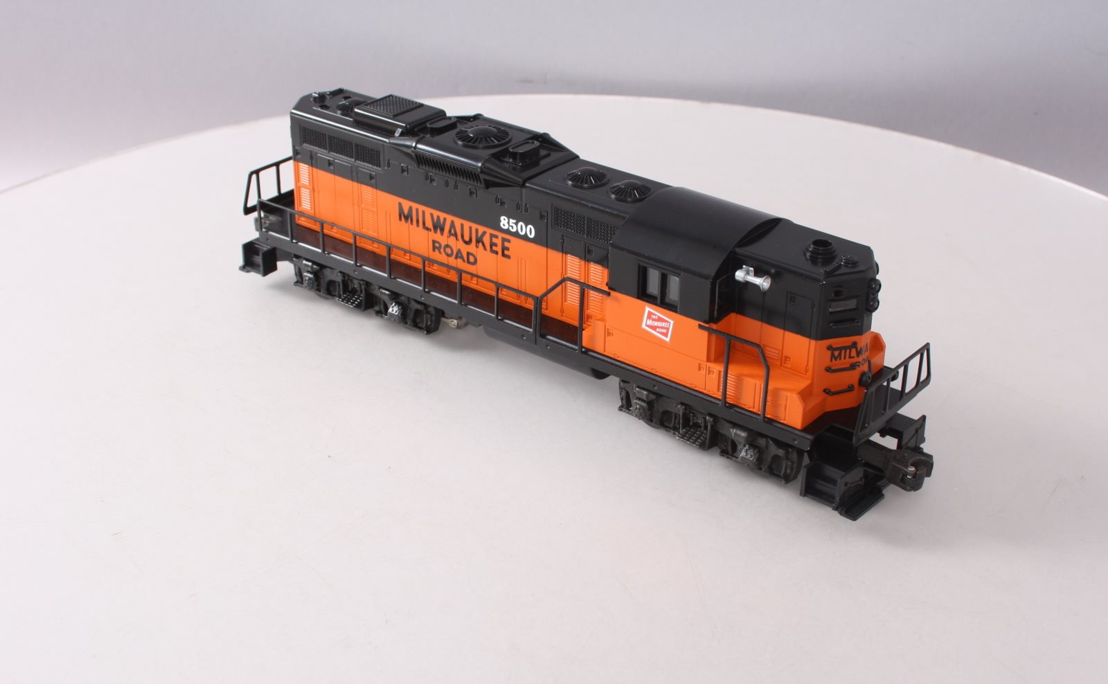 Lionel 6-18500 O Gauge Milwaukee Road GP9 Diesel Locomotive #8500 LN/Box