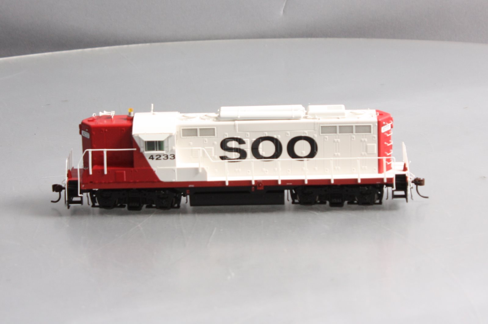 Athearn G62470 HO Scale SOO Line Genesis GP9 Phase II Diesel Locomotive #4233
