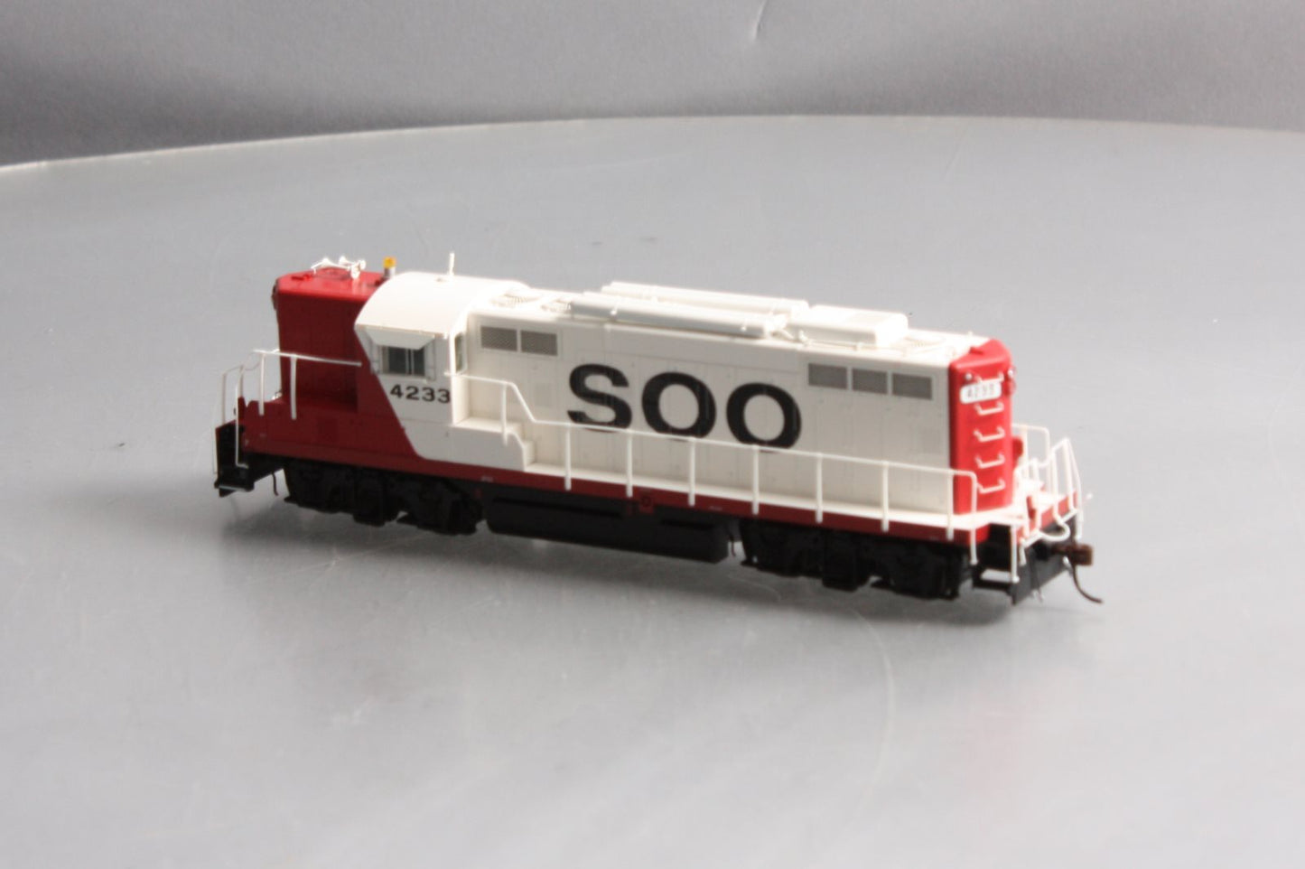 Athearn G62470 HO Scale SOO Line Genesis GP9 Phase II Diesel Locomotive #4233