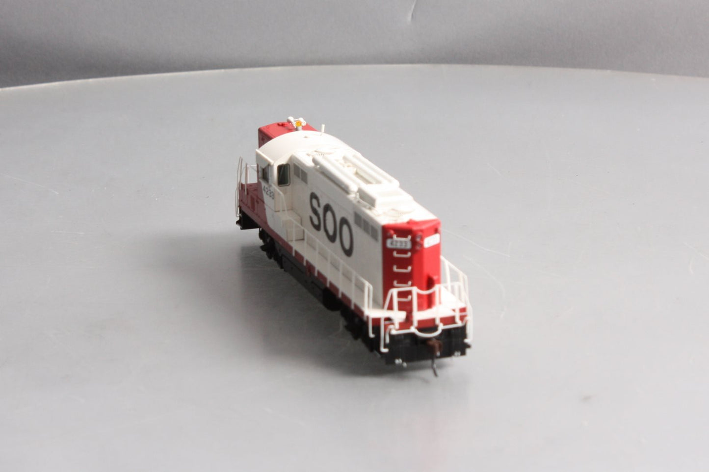 Athearn G62470 HO Scale SOO Line Genesis GP9 Phase II Diesel Locomotive #4233