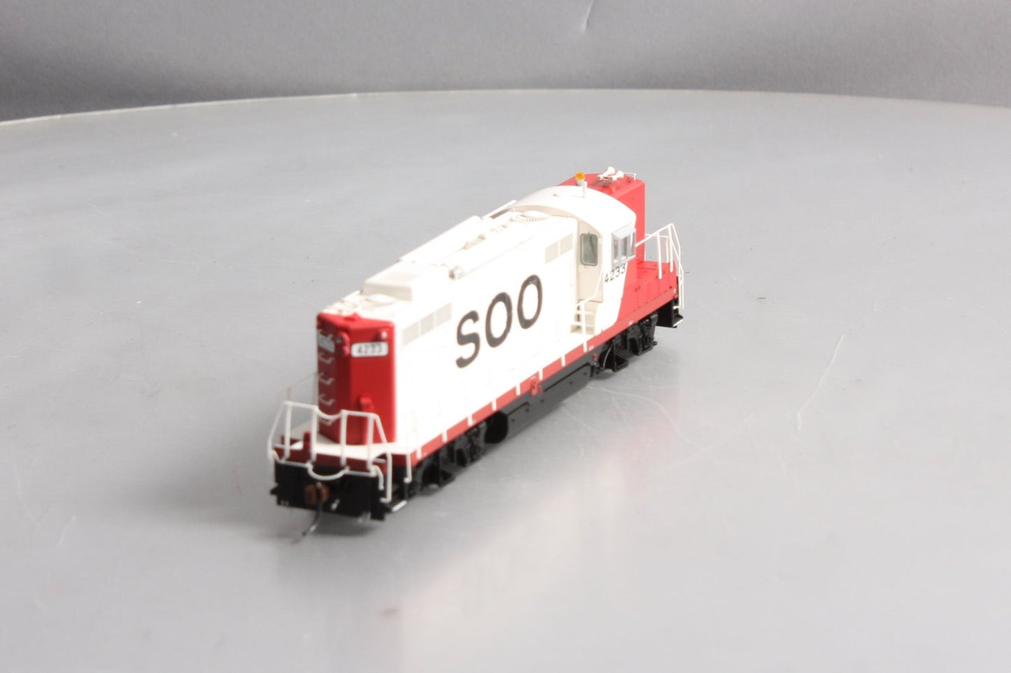 Athearn G62470 HO Scale SOO Line Genesis GP9 Phase II Diesel Locomotive #4233