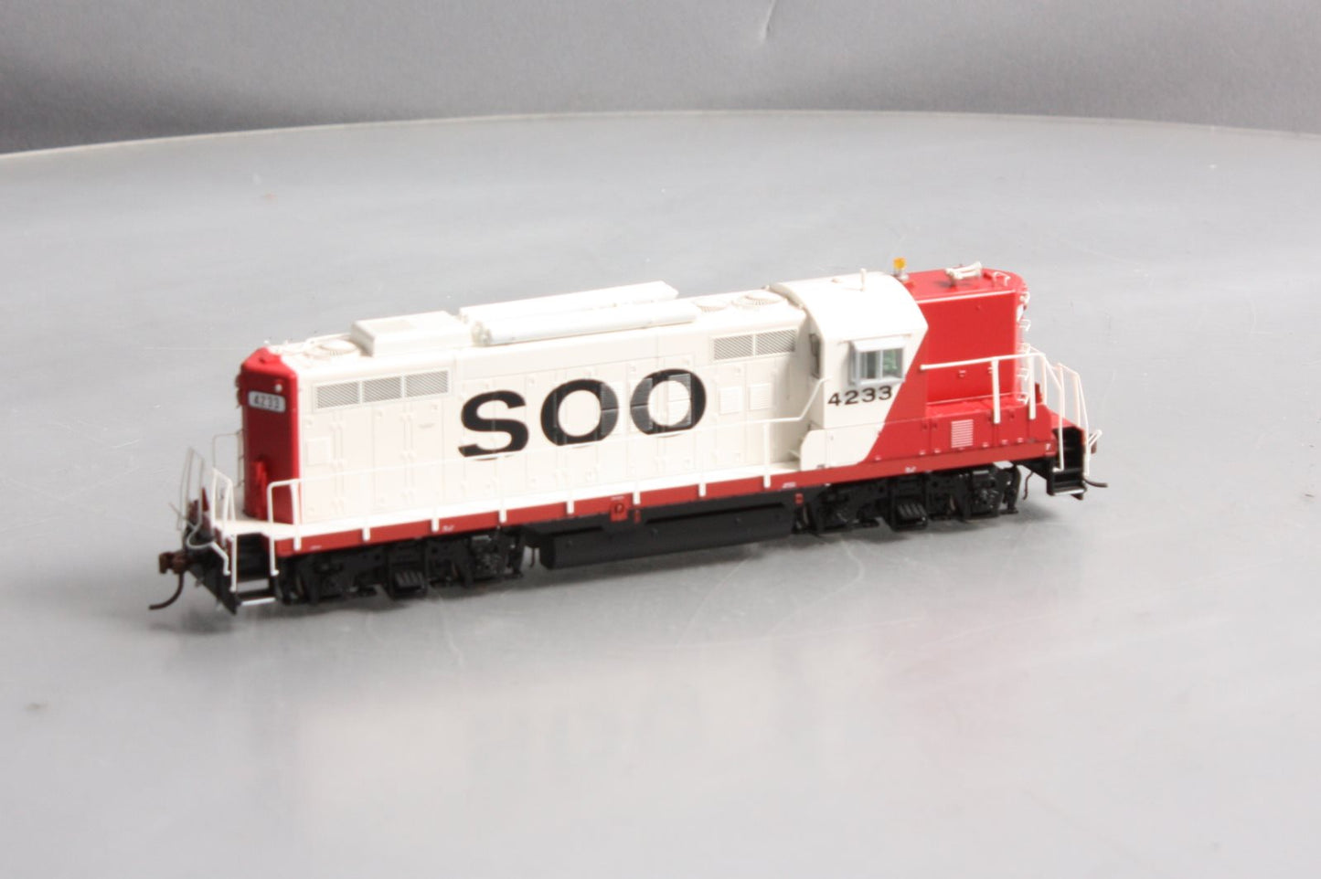 Athearn G62470 HO Scale SOO Line Genesis GP9 Phase II Diesel Locomotive #4233