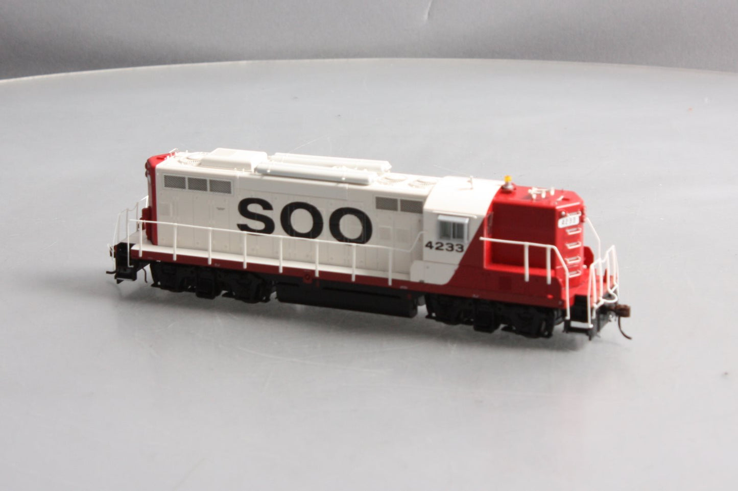 Athearn G62470 HO Scale SOO Line Genesis GP9 Phase II Diesel Locomotive #4233