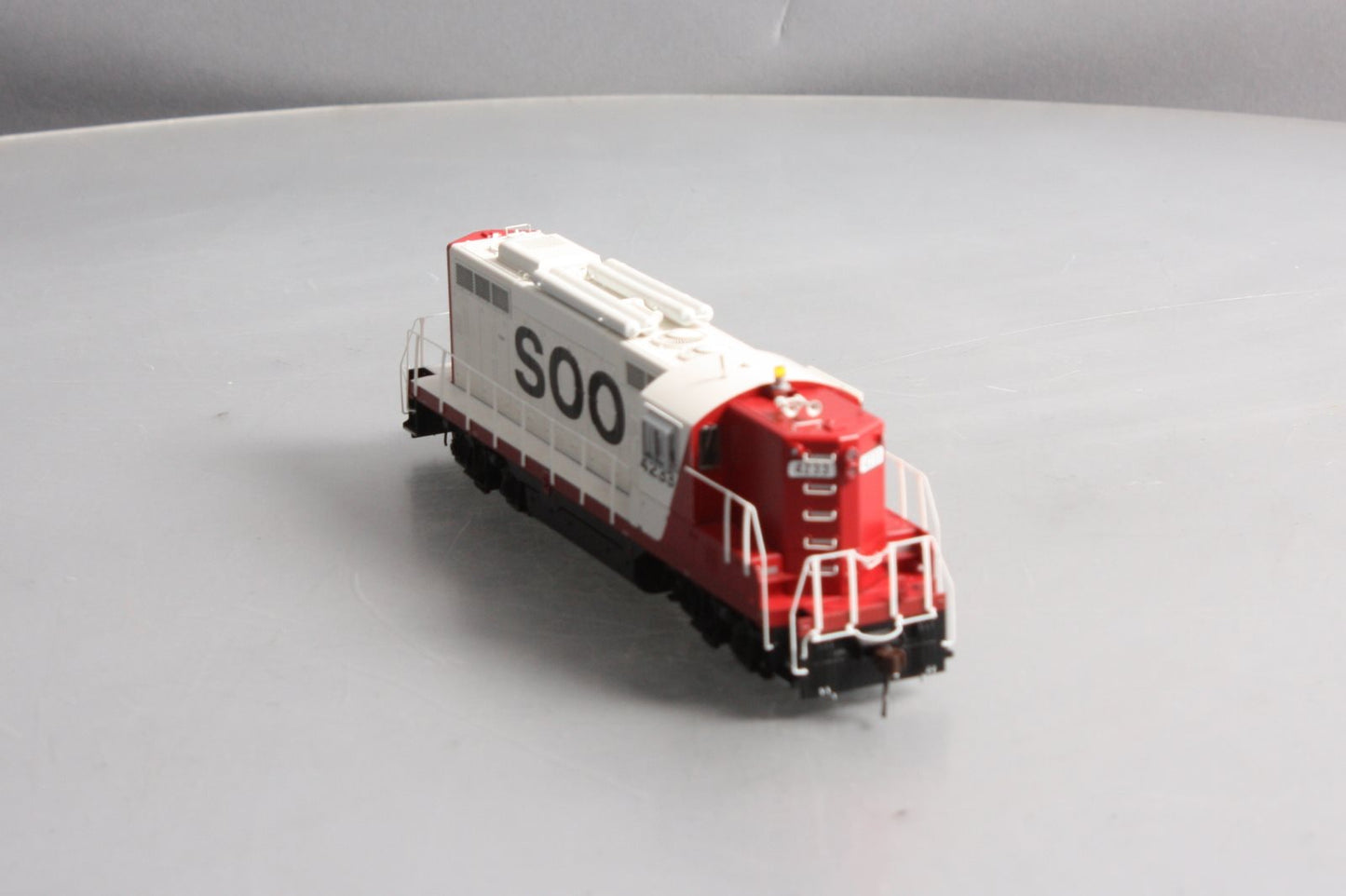 Athearn G62470 HO Scale SOO Line Genesis GP9 Phase II Diesel Locomotive #4233