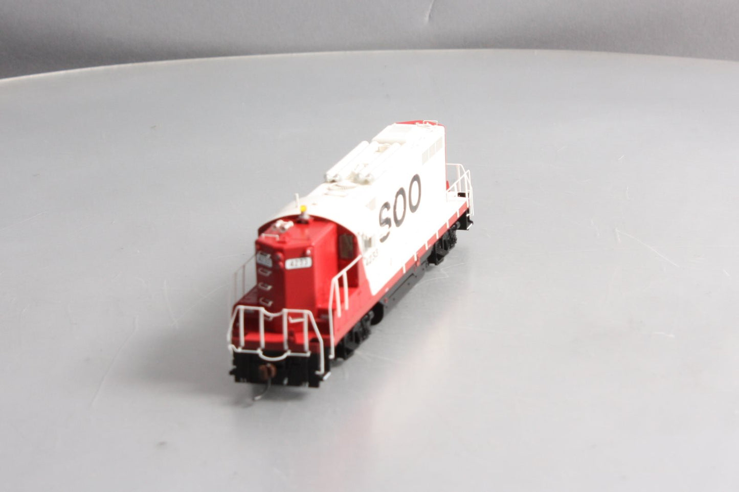Athearn G62470 HO Scale SOO Line Genesis GP9 Phase II Diesel Locomotive #4233