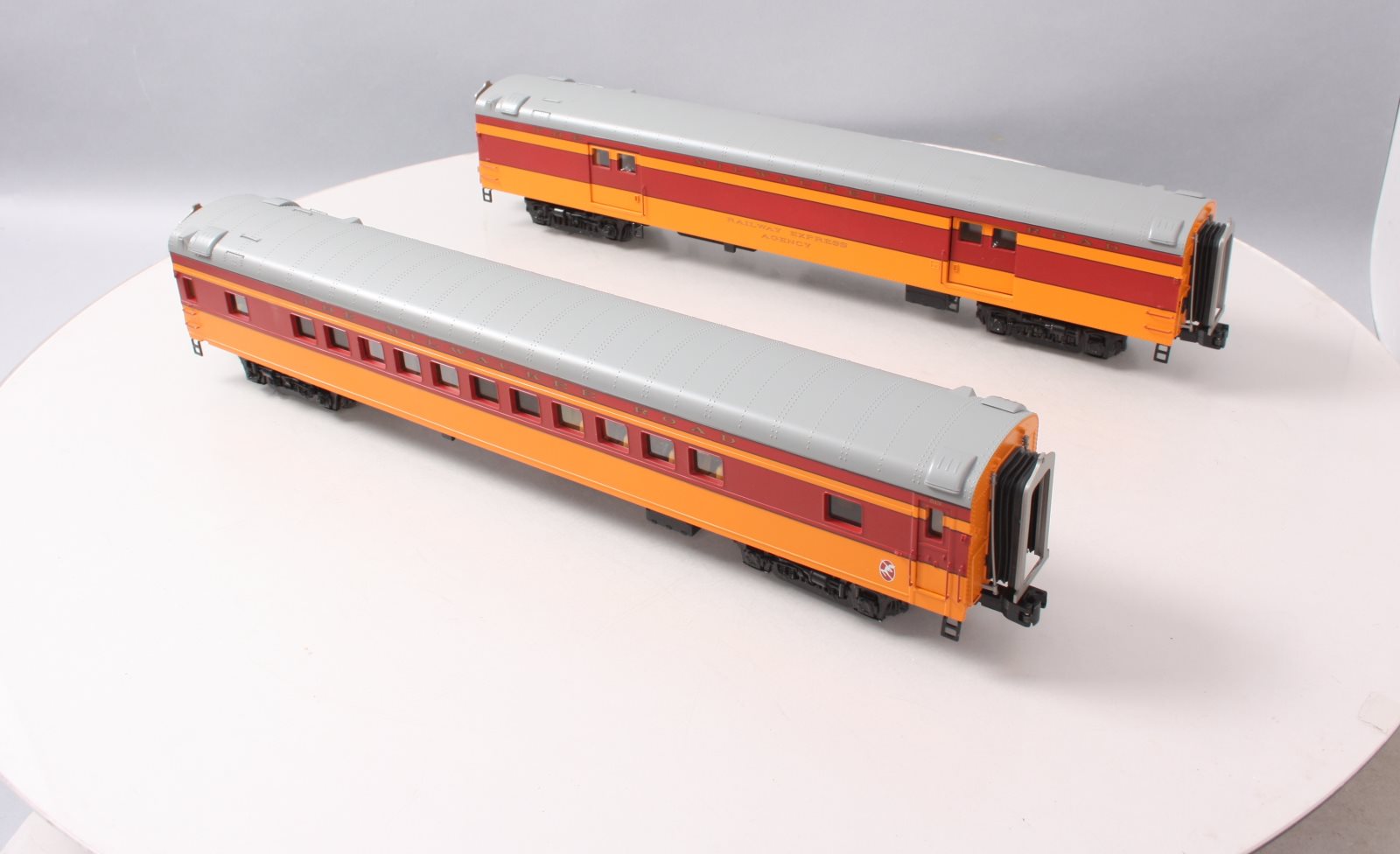 MTH 20-69173 O Gauge Milwaukee Road 70' Streamlined 2-Car Passenger Set LN/Box