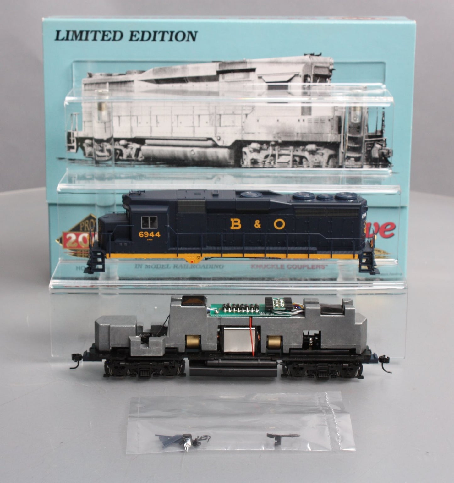 Proto 2000 21512 HO Baltimore & Ohio GP30 Diesel Locomotive #6944