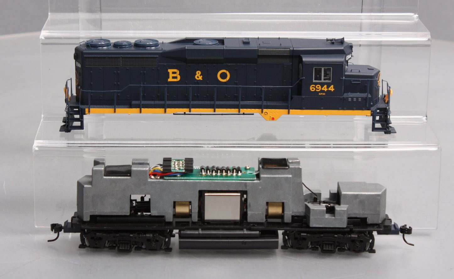 Proto 2000 21512 HO Baltimore & Ohio GP30 Diesel Locomotive #6944