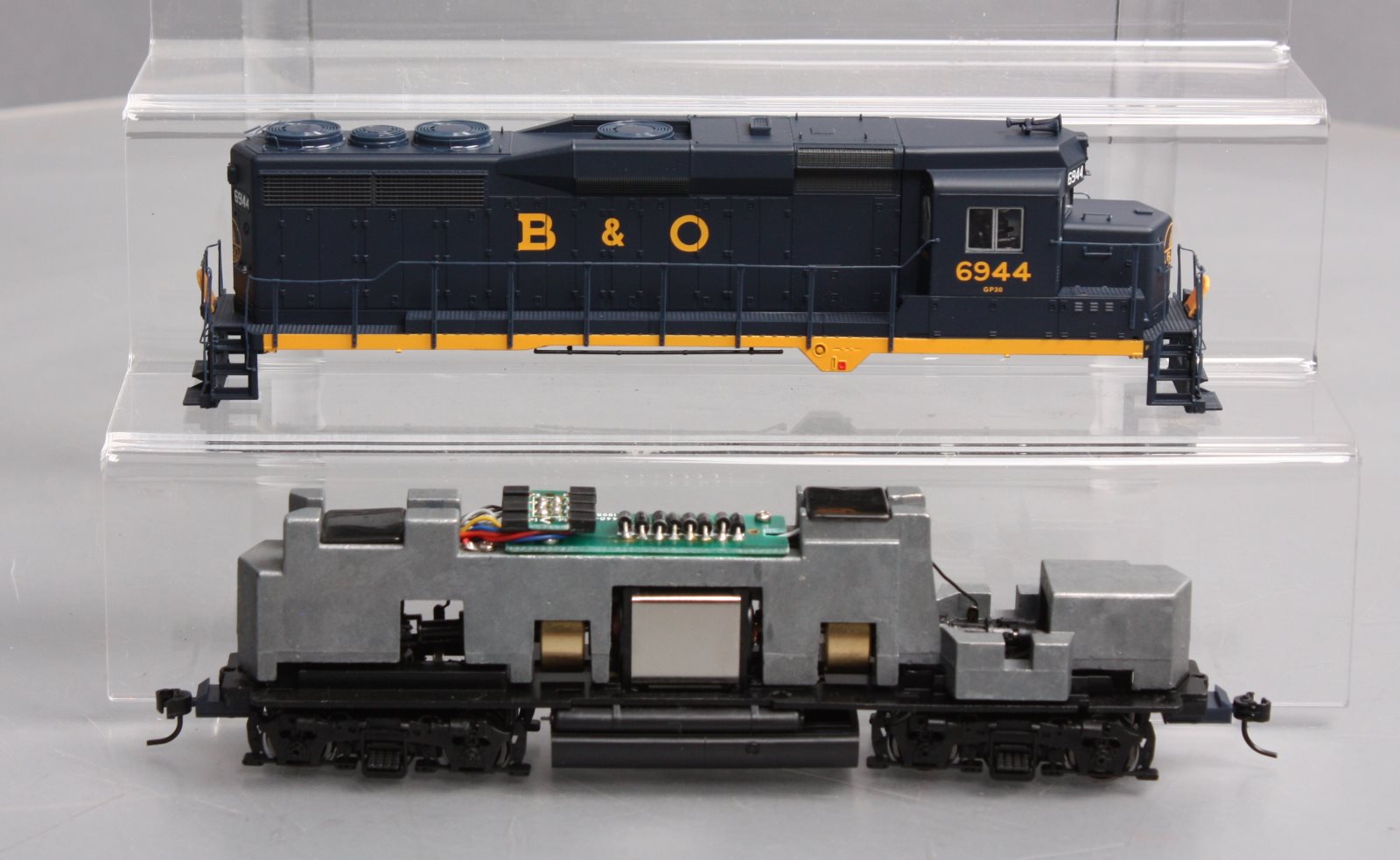 Proto 2000 21512 HO Baltimore & Ohio GP30 Diesel Locomotive #6944