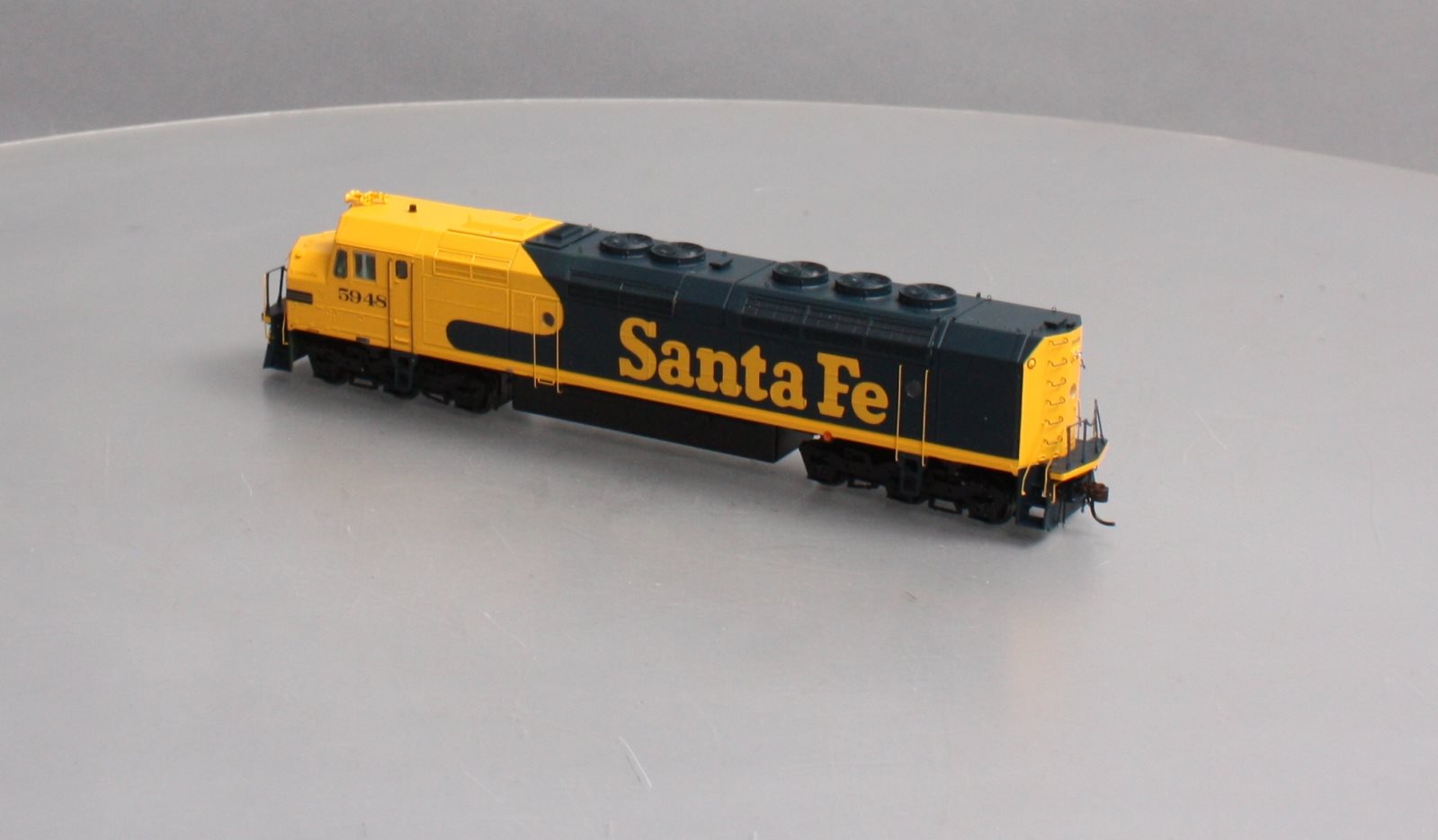 Athearn G67527 HO Santa Fe Freight FP45 Diesel Locomotive #5948