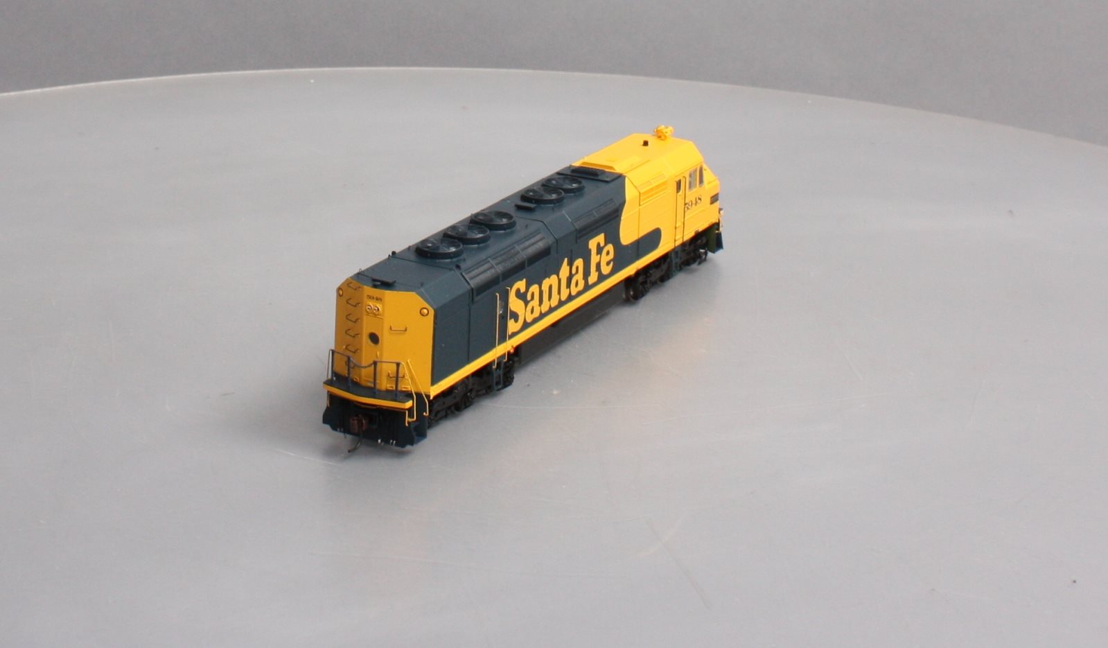 Athearn G67527 HO Santa Fe Freight FP45 Diesel Locomotive #5948