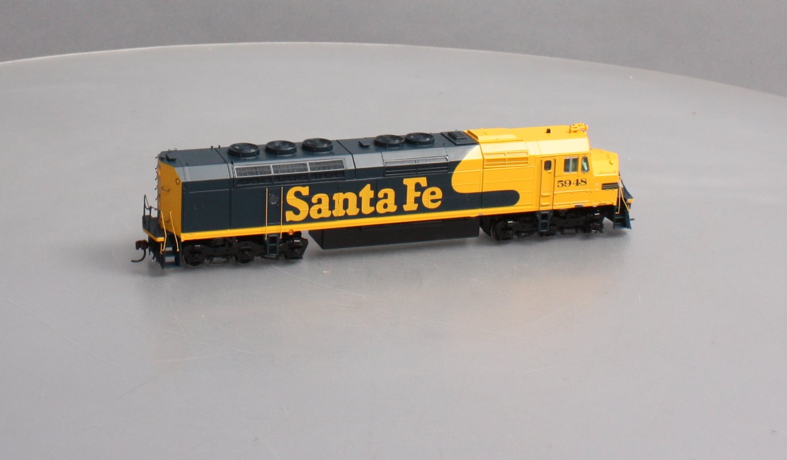 Athearn G67527 HO Santa Fe Freight FP45 Diesel Locomotive #5948