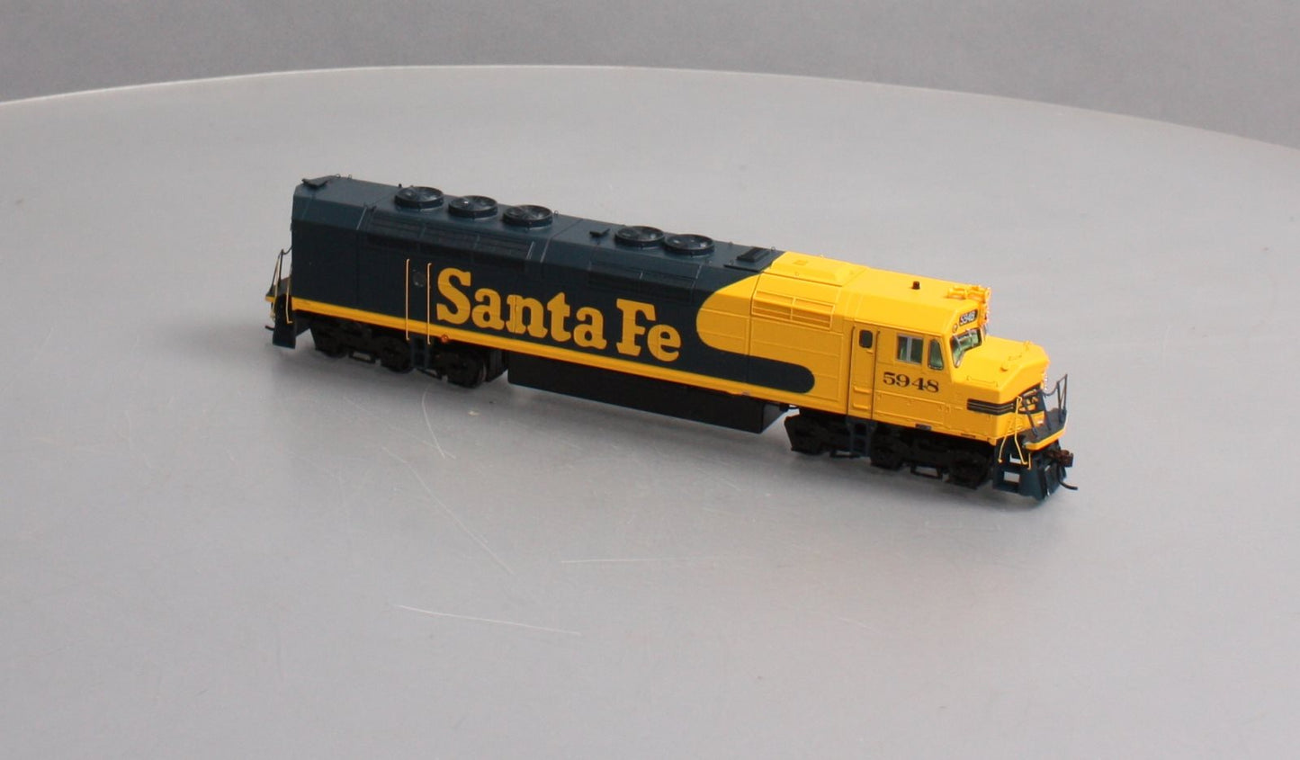 Athearn G67527 HO Santa Fe Freight FP45 Diesel Locomotive #5948
