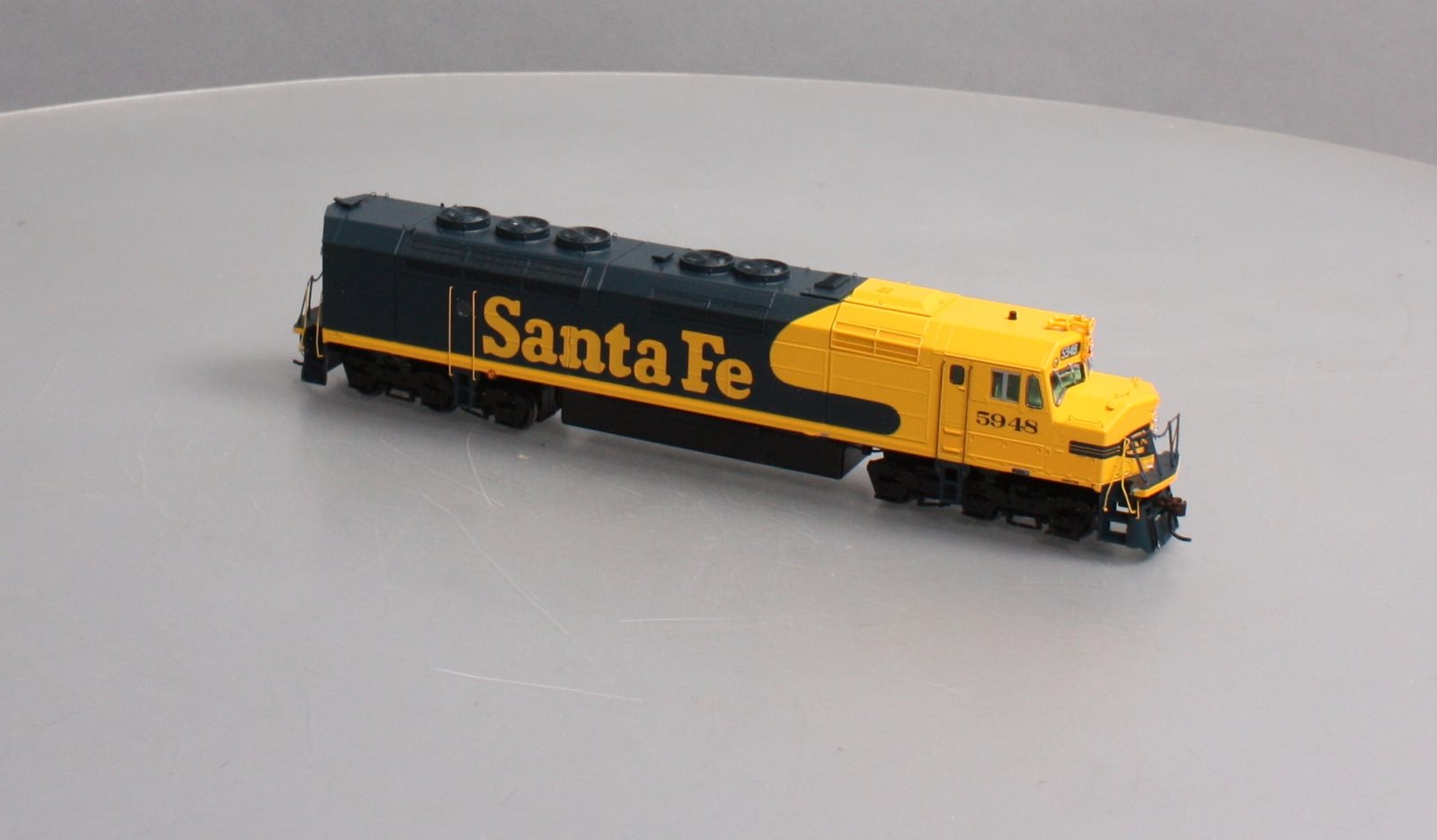 Athearn G67527 HO Santa Fe Freight FP45 Diesel Locomotive #5948