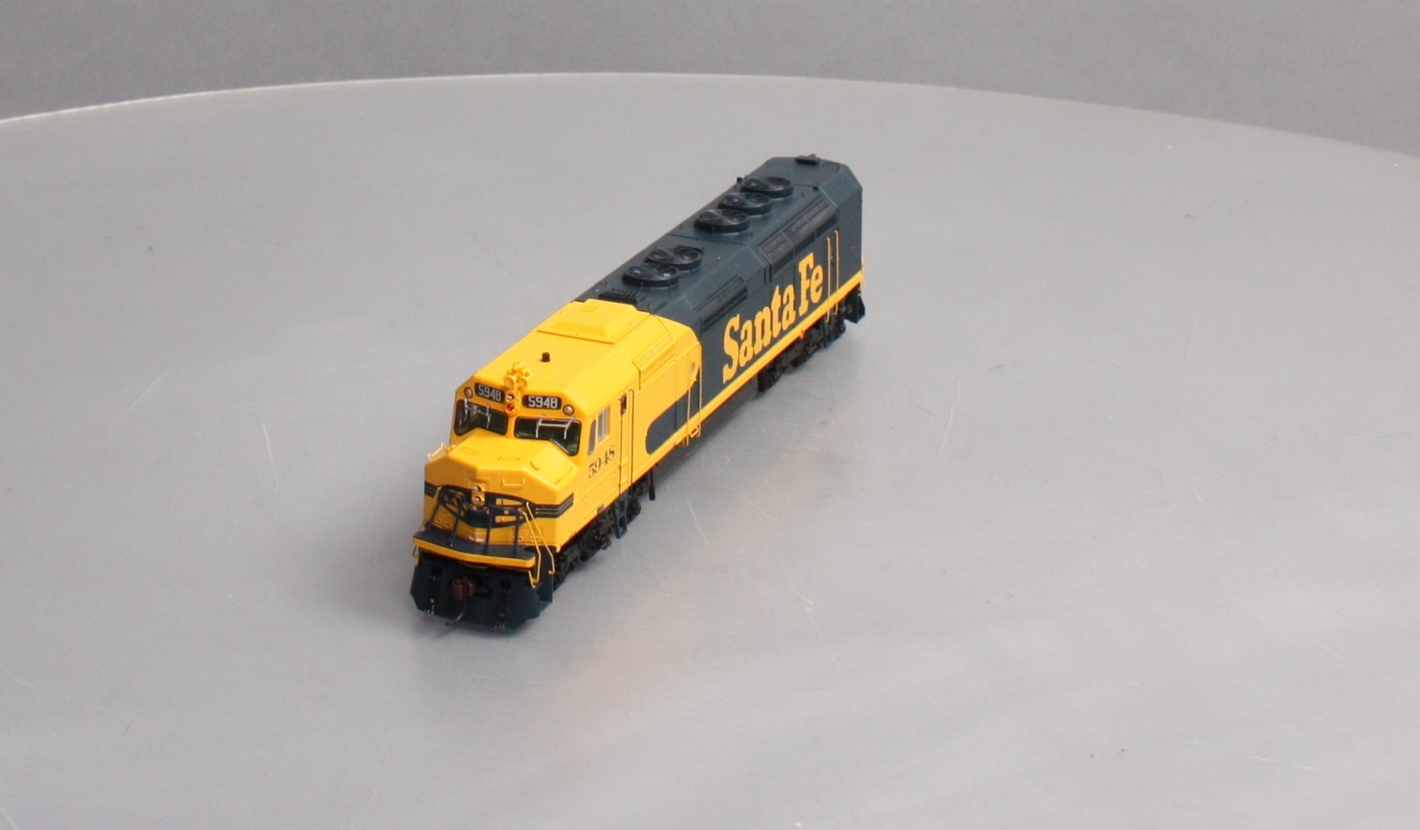 Athearn G67527 HO Santa Fe Freight FP45 Diesel Locomotive #5948