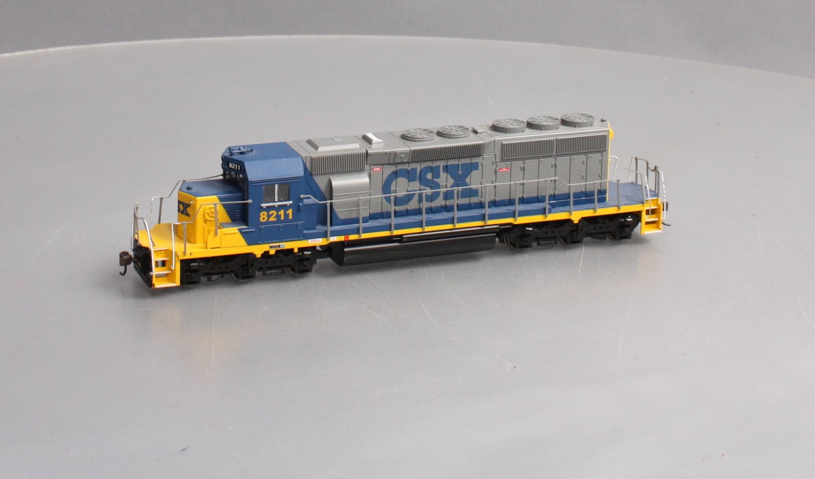 Bachmann 67005 HO CSX EMD SD40-2 Diesel Locomotive #8211 – Trainz