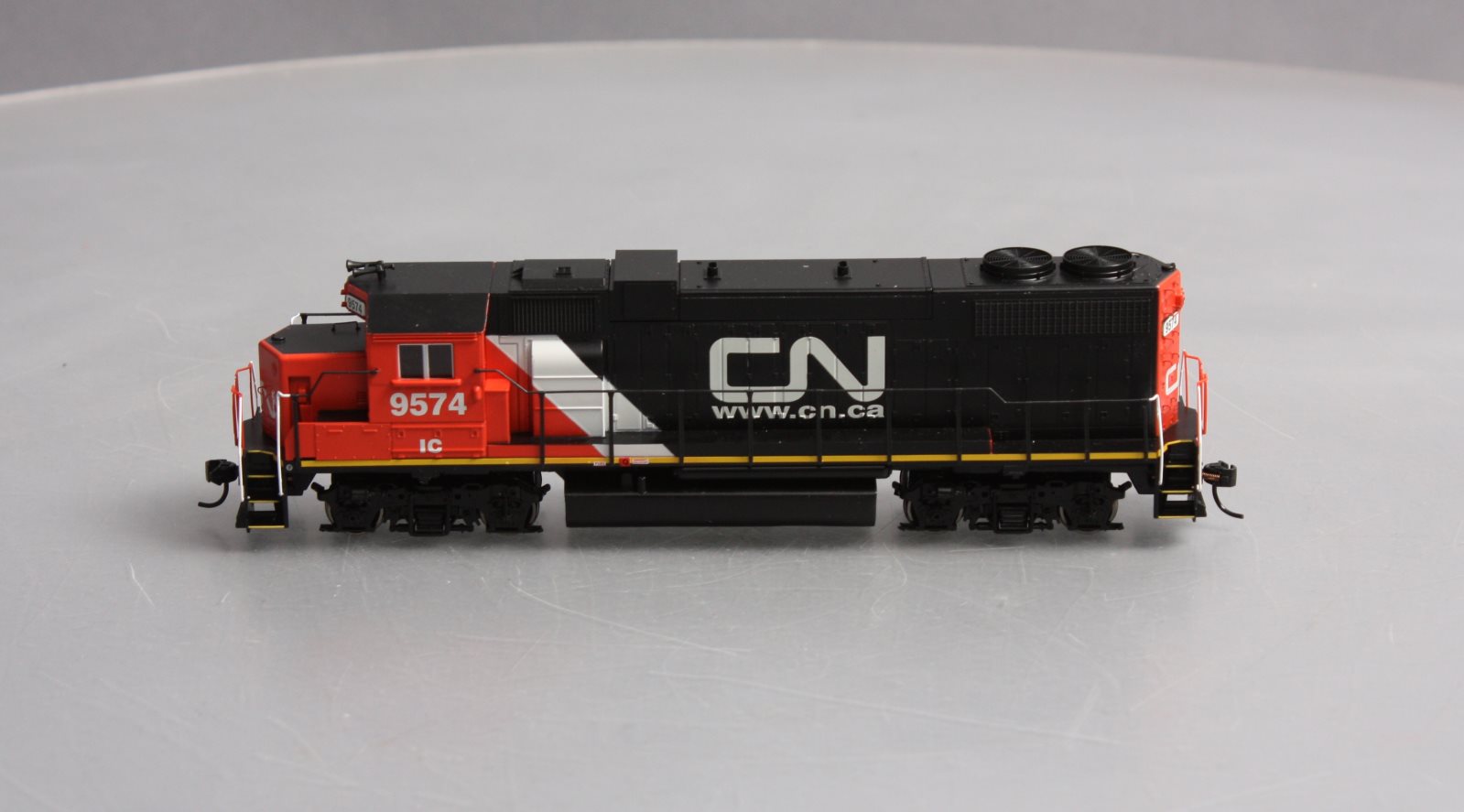 Athearn 29219 HO Canadian National CP38-2 Diesel Locomotive #9574