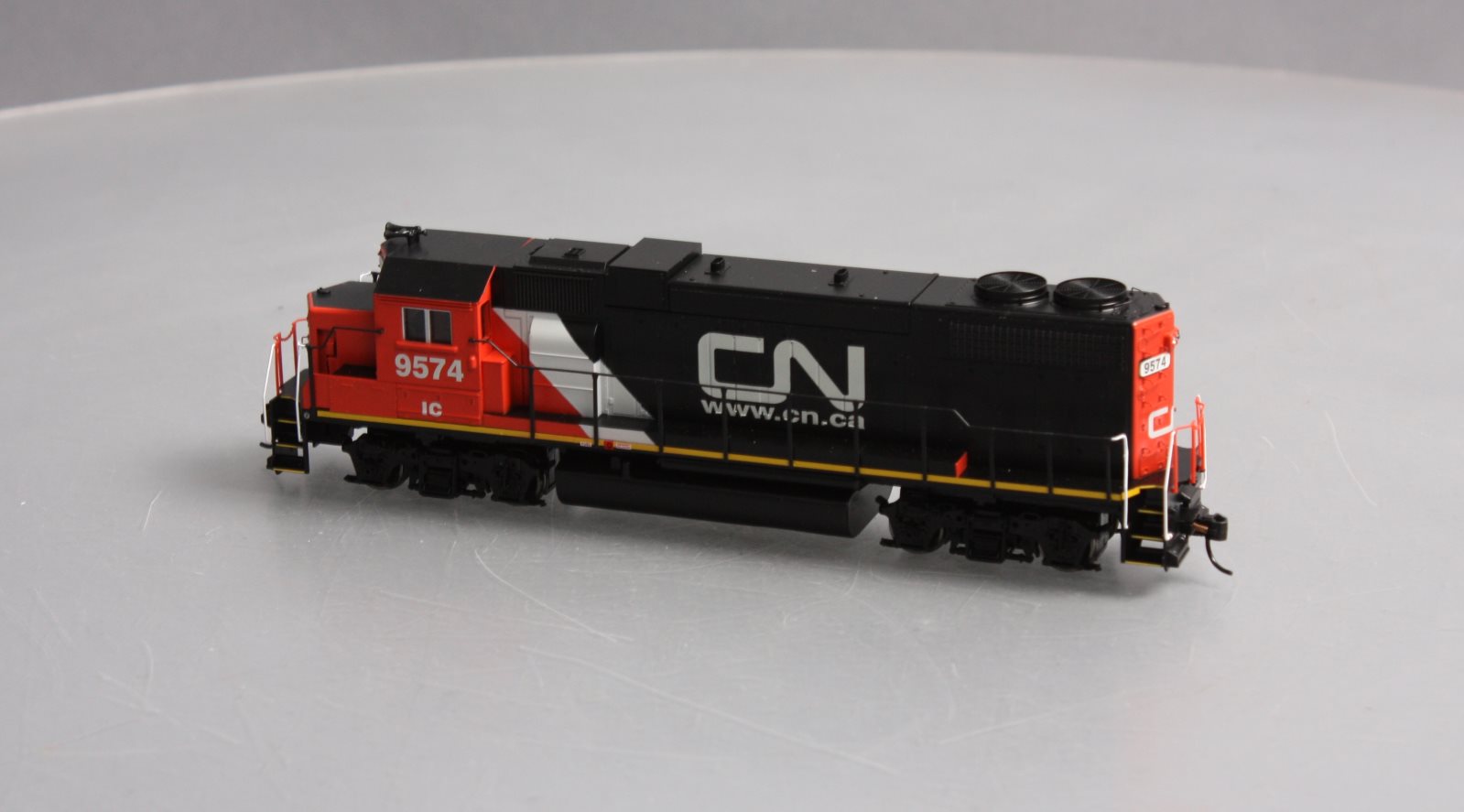 Athearn 29219 HO Canadian National CP38-2 Diesel Locomotive #9574