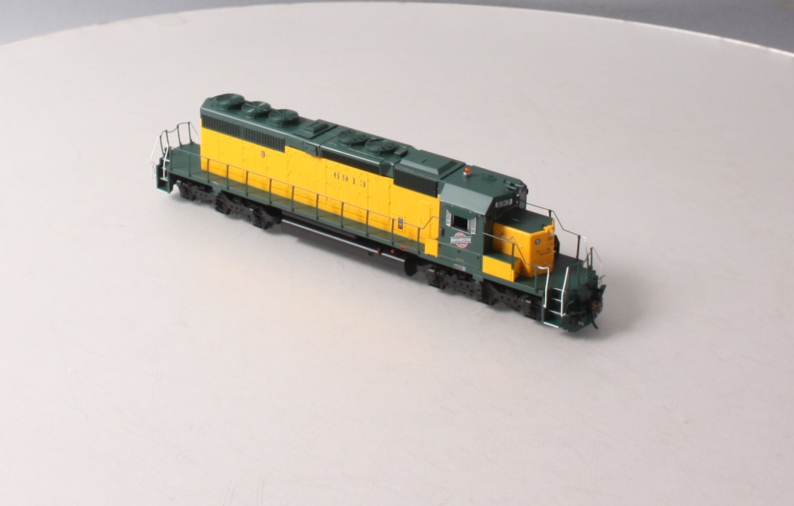 Athearn 98278 HO Chicago & Northwestern SD40-2 Diesel Locomotive RTR #6913