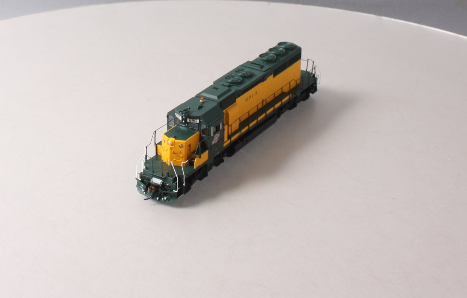 Athearn 98278 HO Chicago & Northwestern SD40-2 Diesel Locomotive RTR #6913