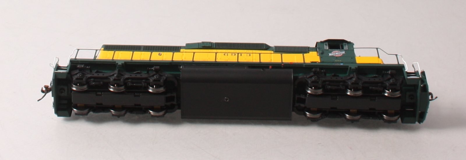 Athearn 98278 HO Chicago & Northwestern SD40-2 Diesel Locomotive RTR #6913