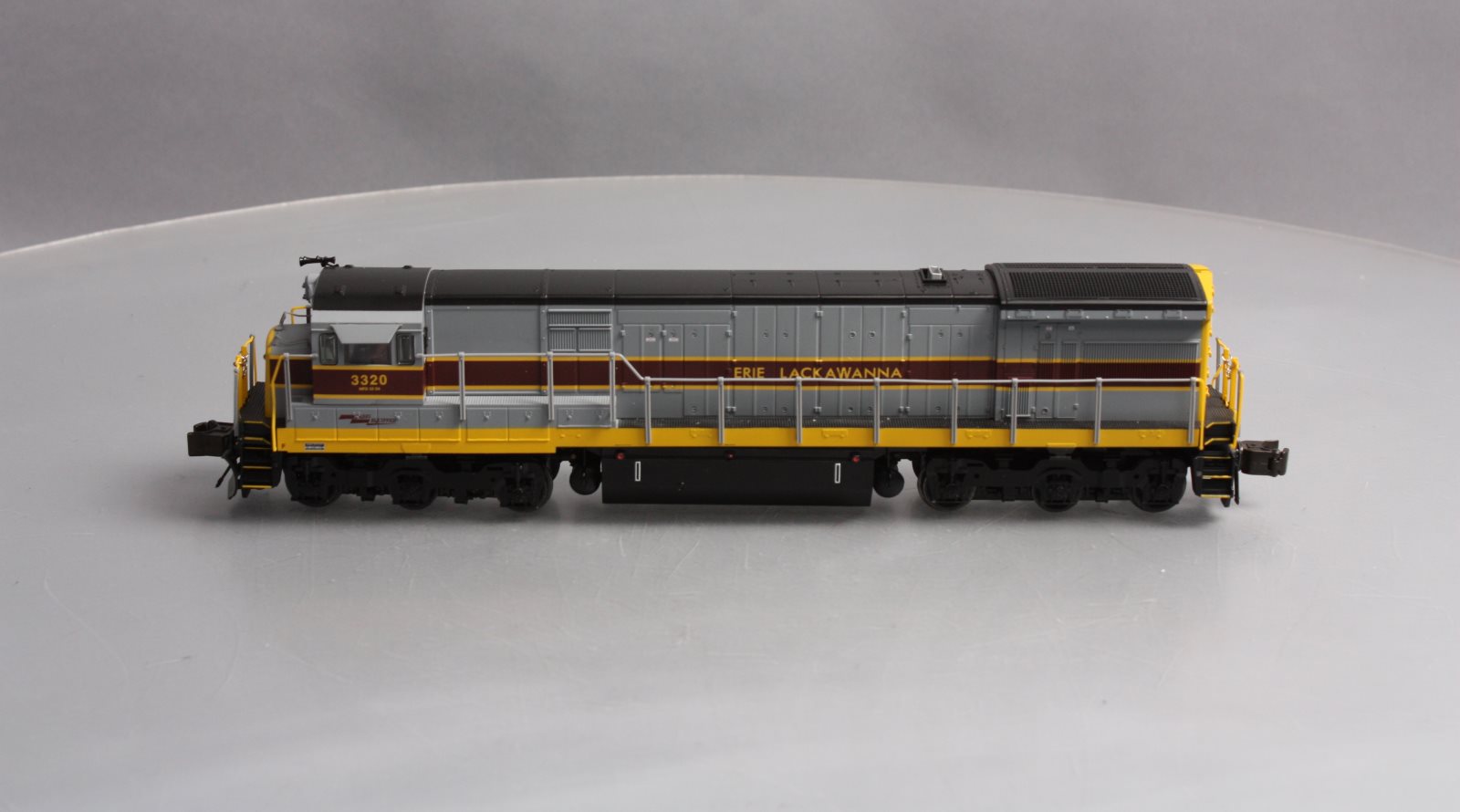 American Flyer 6-48142 S Scale Erie Lackawanna U33C Diesel Locomotive #3320