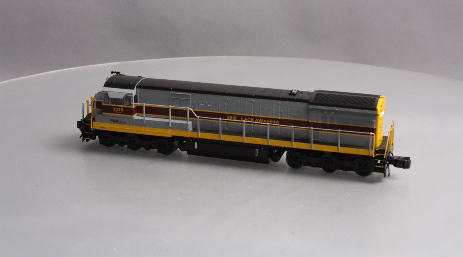 American Flyer 6-48142 S Scale Erie Lackawanna U33C Diesel Locomotive #3320