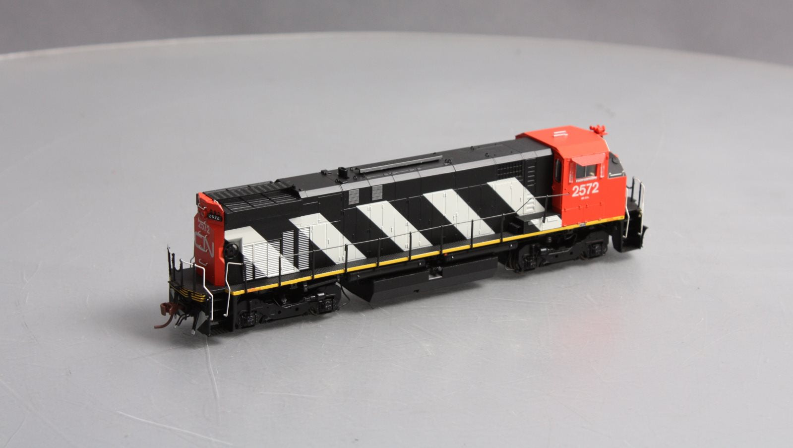 Rapido Trains 33009 HH Canadian National MLW M420 Diesel Locomotive #2572 MR-20c