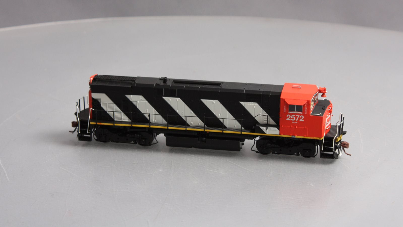 Rapido Trains 33009 HH Canadian National MLW M420 Diesel Locomotive #2572 MR-20c