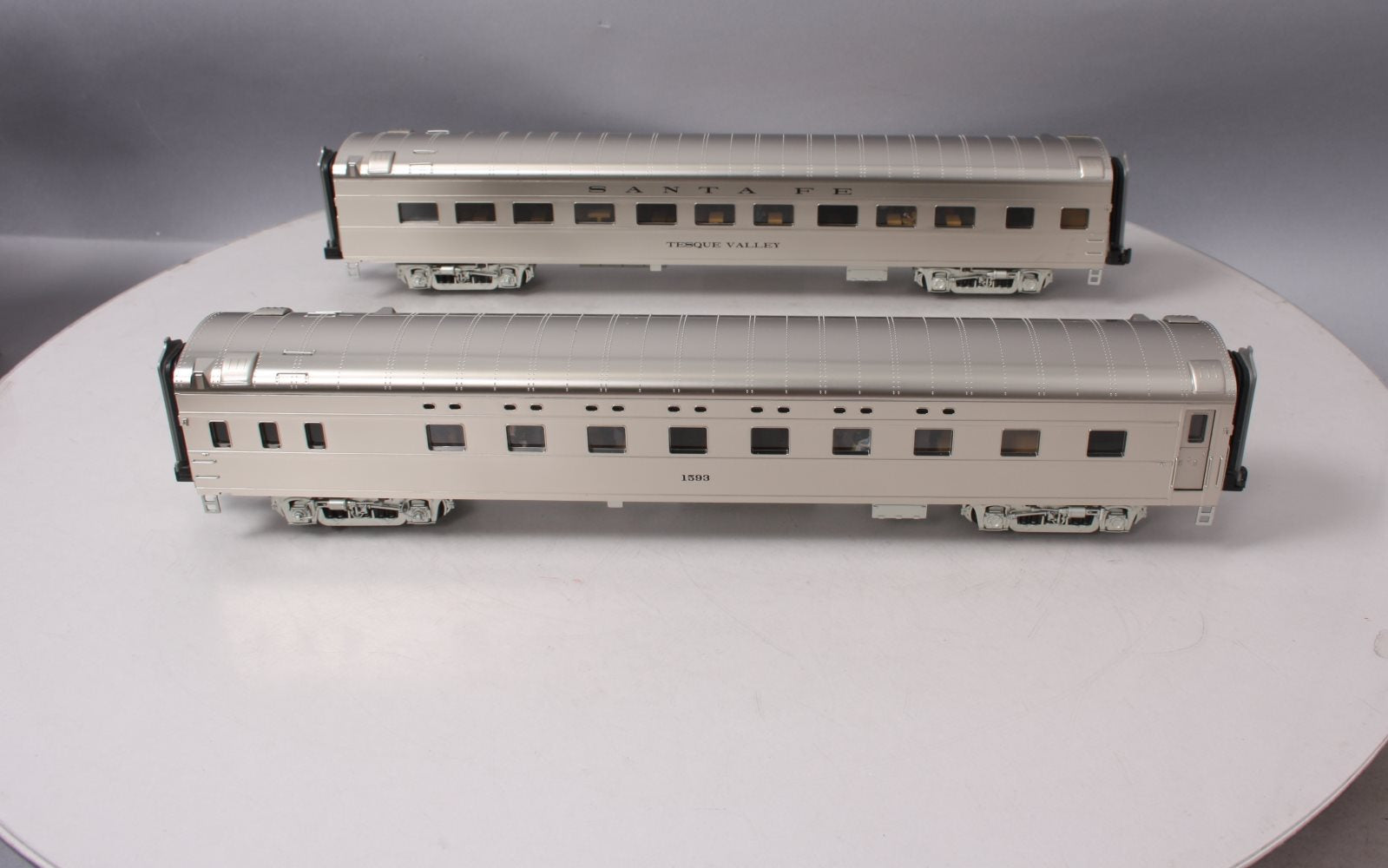 MTH 20-66136 O Santa Fe 70’ Sleeper/Diner Smooth Passenger Set (Set of 2)
