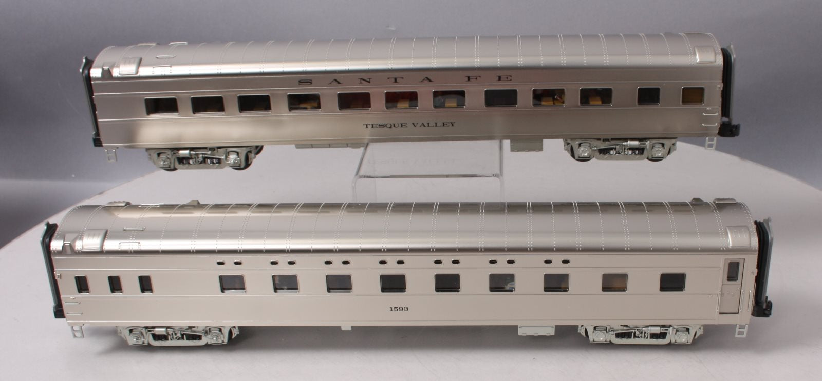 MTH 20-66136 O Santa Fe 70’ Sleeper/Diner Smooth Passenger Set (Set of 2)