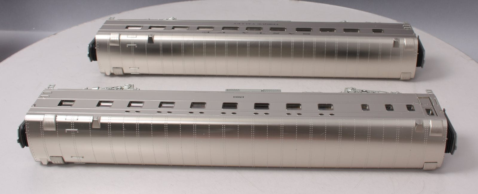MTH 20-66136 O Santa Fe 70’ Sleeper/Diner Smooth Passenger Set (Set of 2)