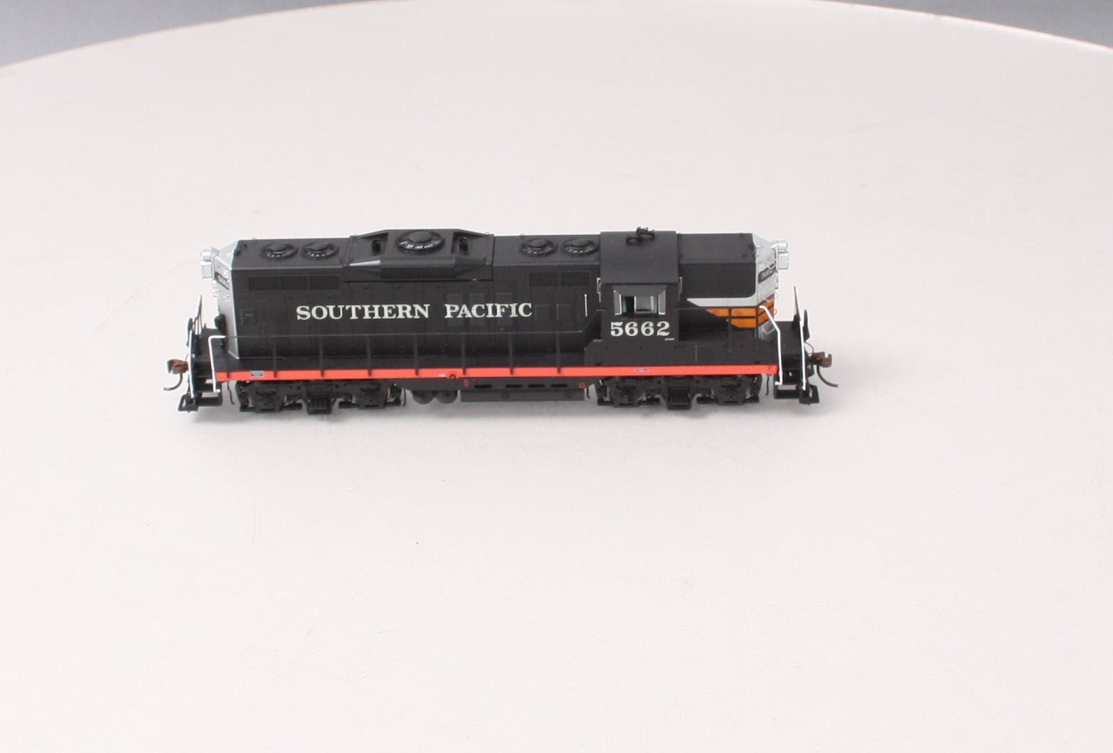 Athearn G78118 HO Scale Southern Pacific GP-9 Powered Diesel Locomotive #5662