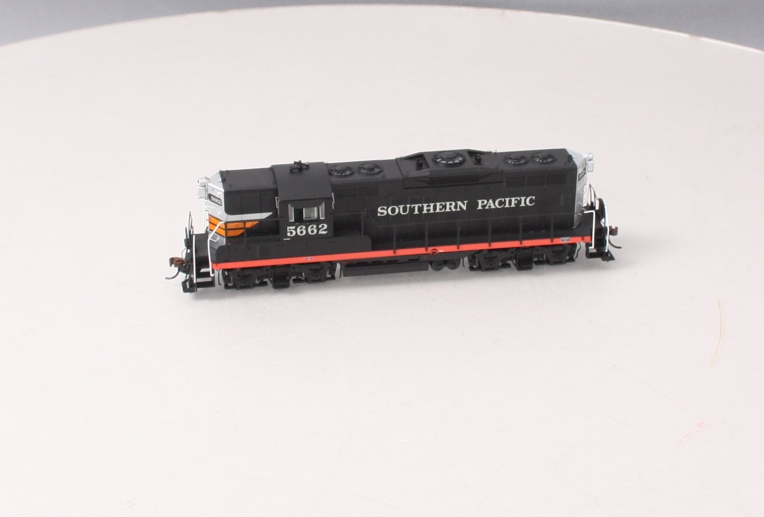 Athearn G78118 HO Scale Southern Pacific GP-9 Powered Diesel Locomotive #5662