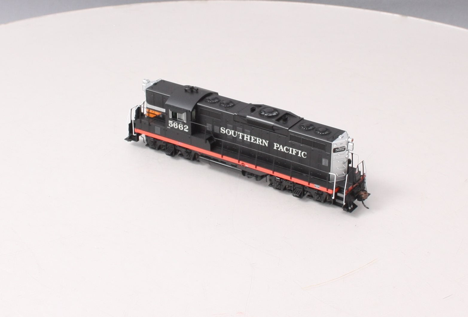 Athearn G78118 HO Scale Southern Pacific GP-9 Powered Diesel Locomotive #5662