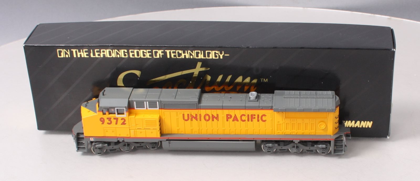 Bachmann 86002 HO Union Pacific GE DASH 8-40CW Wide Cab Diesel Locomotive #9372