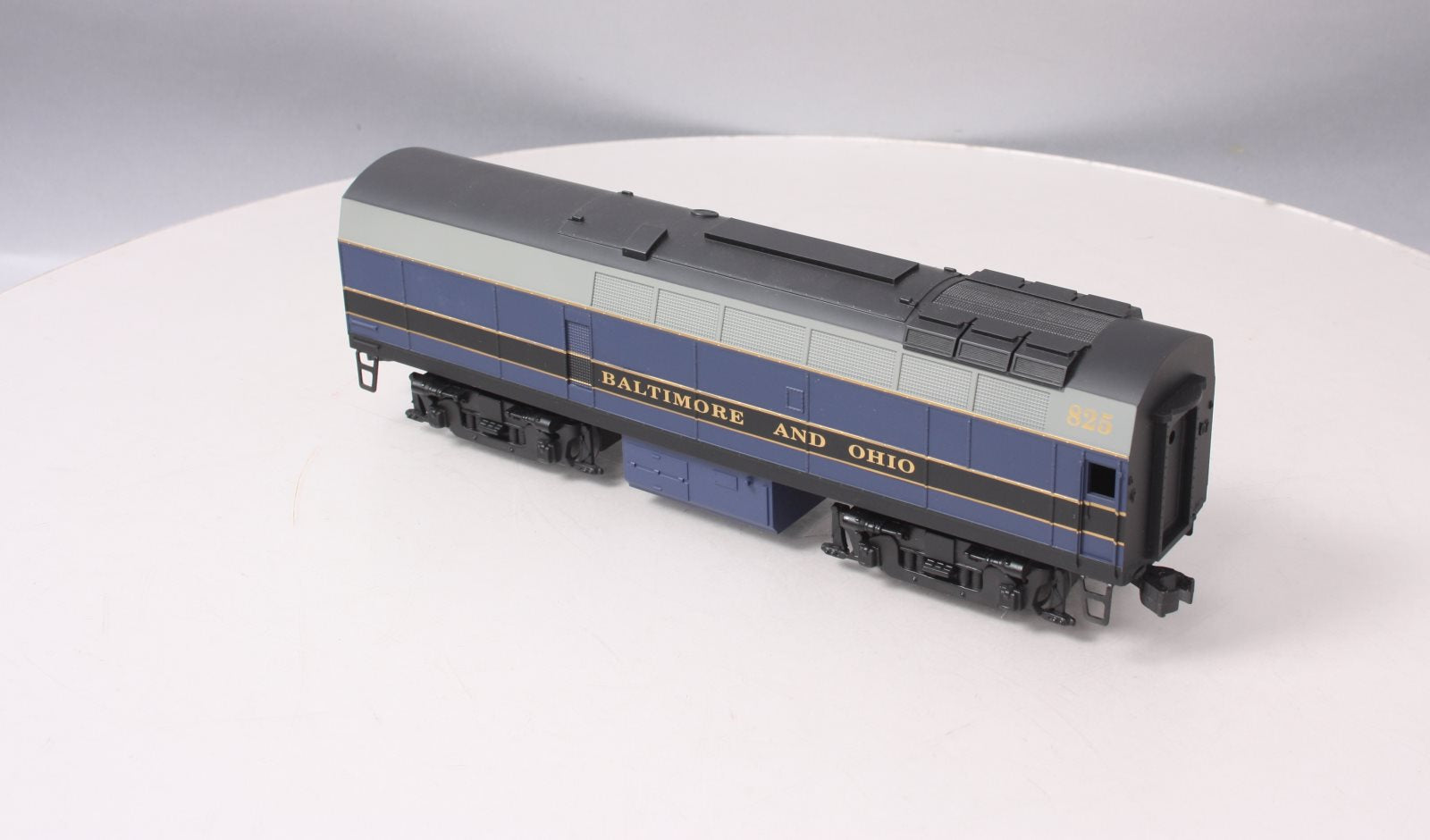 Williams 22001 Bailtimore & Ohio Sharknose Diesel Locomotive B-Unit Dummy