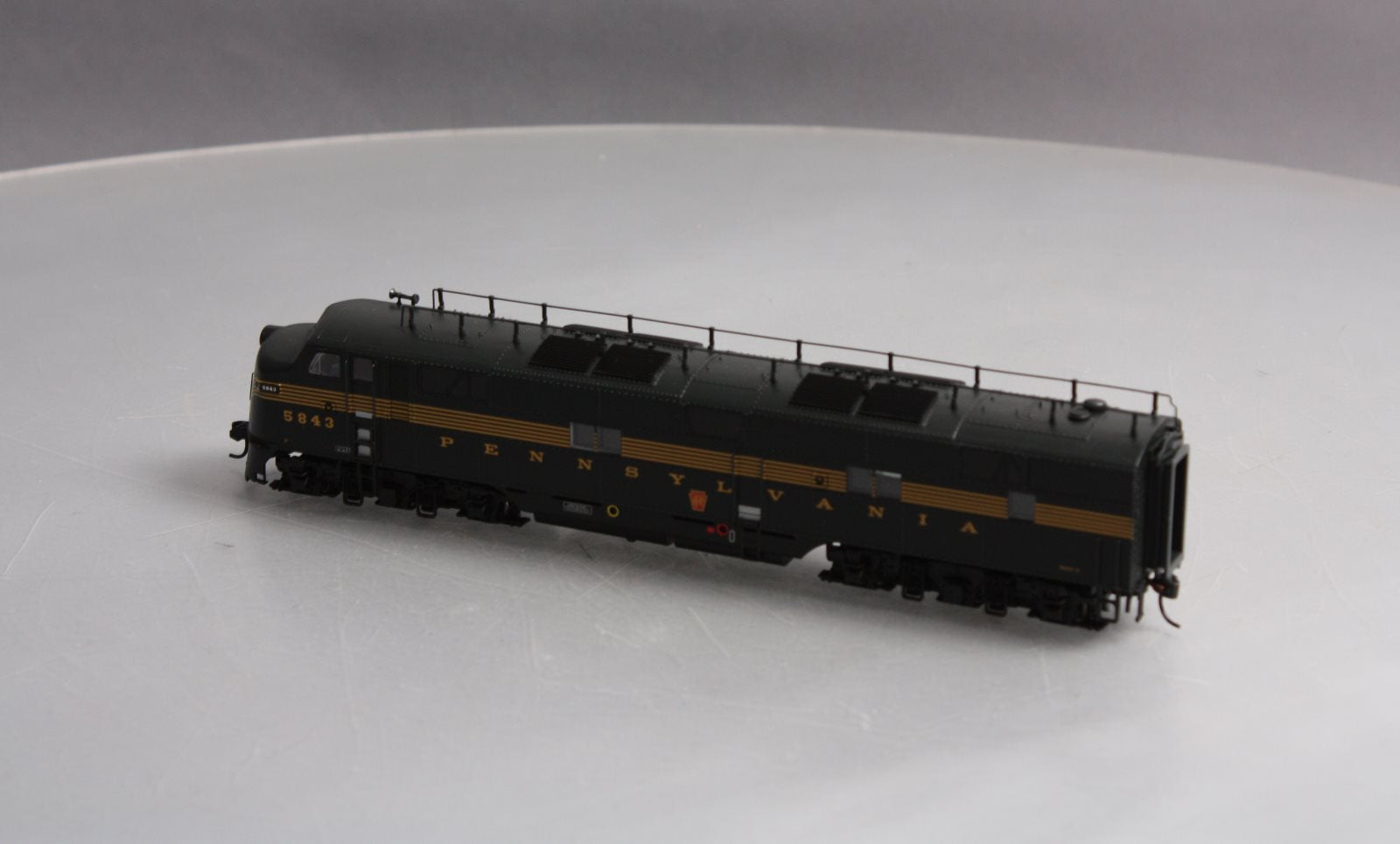 Walthers 920-41000 HO Pennsylvania EMD E7A Tsunami Sound & DCC Green Buff #5843