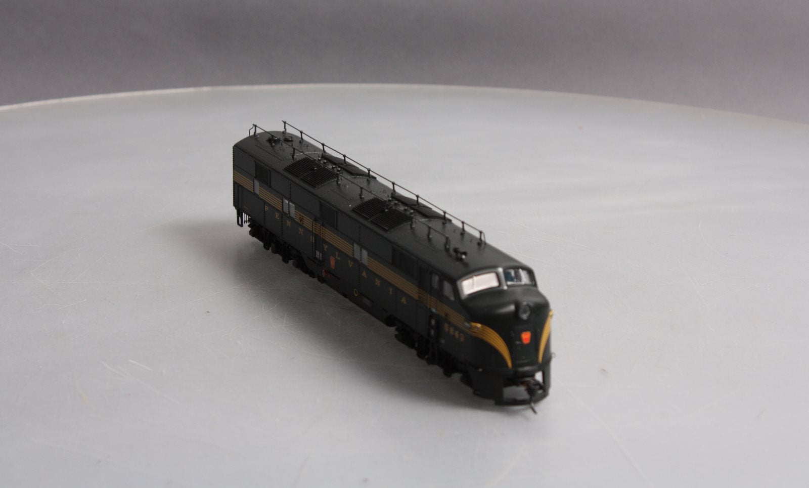 Walthers 920-41000 HO Pennsylvania EMD E7A Tsunami Sound & DCC Green Buff #5843