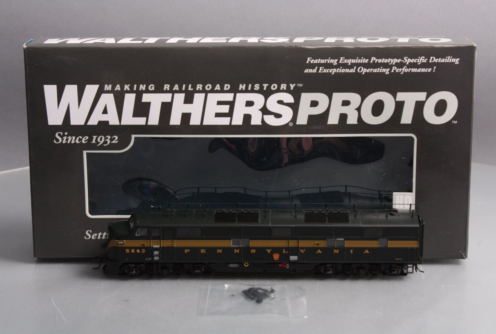Walthers 920-41000 HO Pennsylvania EMD E7A Tsunami Sound & DCC Green Buff #5843