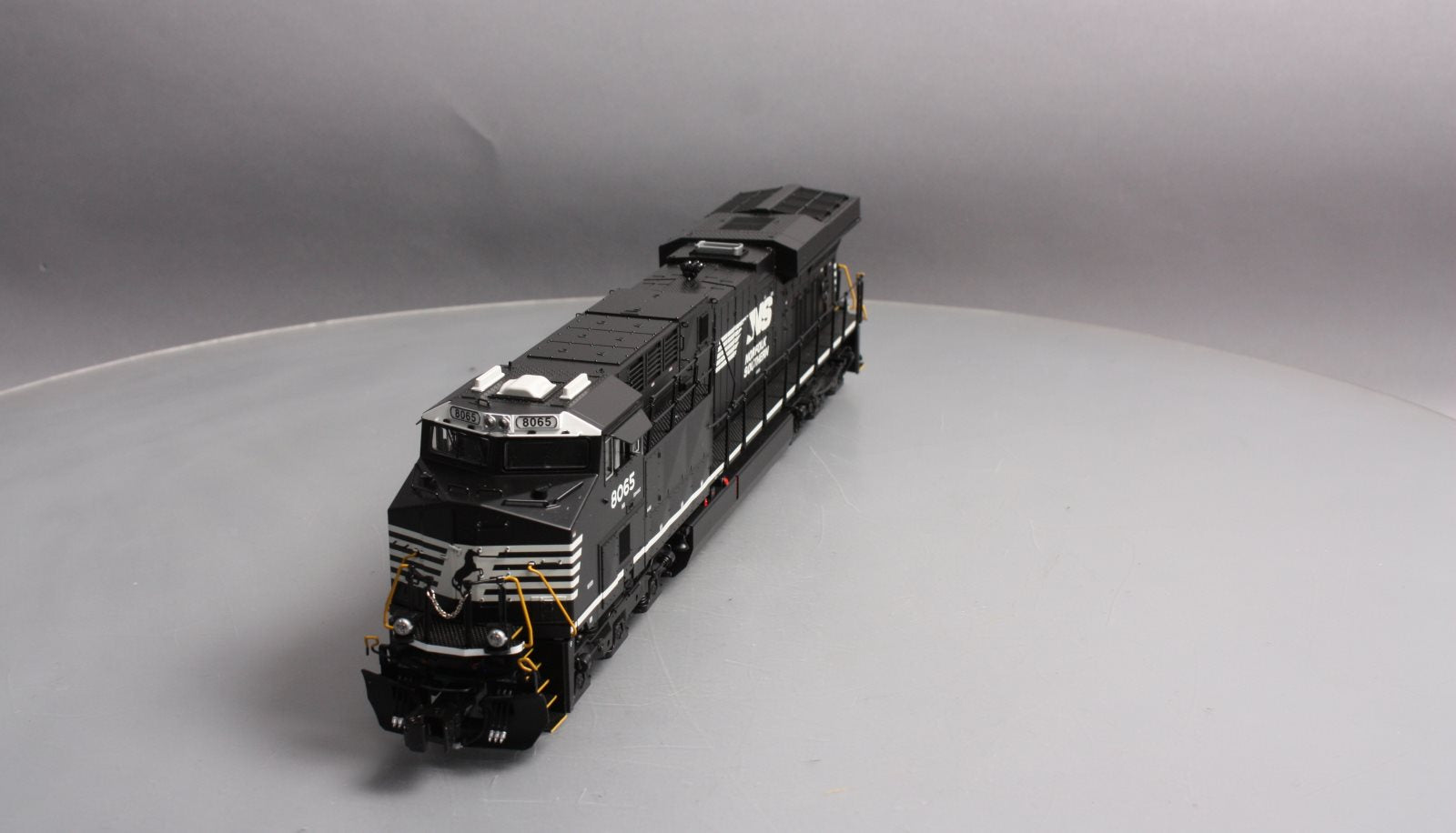 Lionel 6-82210 O Gauge BTO Norfolk Southern ES44AC Diesel Engine #8065 w LEGACY